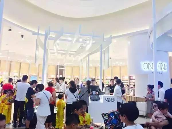 伙卖零食！第一家门店已经在杭州开业！不朽情缘游戏平台重磅！阿里和银泰合(图4)