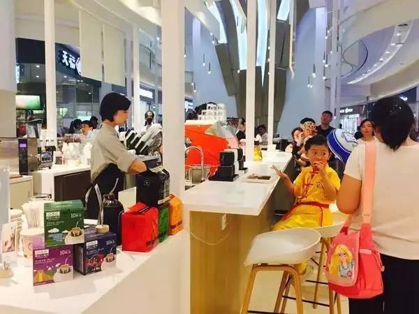 伙卖零食！第一家门店已经在杭州开业！不朽情缘游戏平台重磅！阿里和银泰合(图10)